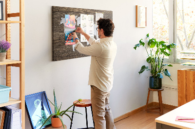 Kurk prikbord met een wereldkaart op een houten achtergrond