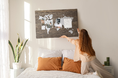 Kurk prikbord met een wereldkaart op een houten achtergrond