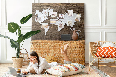 Kurk prikbord met een wereldkaart op een houten achtergrond