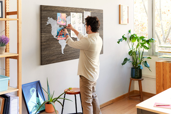 Kurk prikbord met een wereldkaart op een houten achtergrond