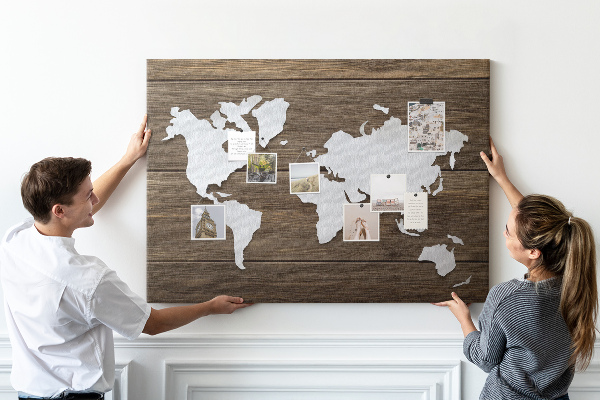 Kurk prikbord met een wereldkaart op een houten achtergrond