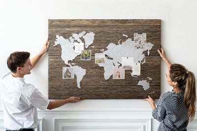 Kurk prikbord met een wereldkaart op een houten achtergrond