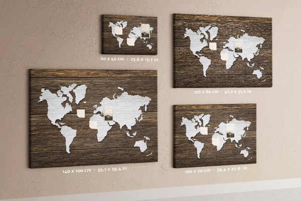Kurk prikbord met een wereldkaart op een houten achtergrond