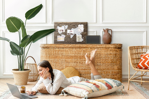 Kurk prikbord met een wereldkaart op een houten achtergrond