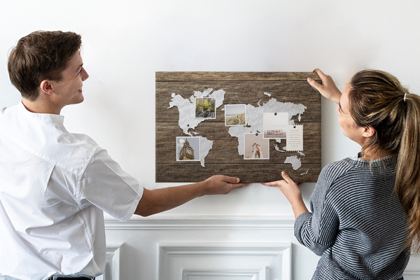 Kurk prikbord met een wereldkaart op een houten achtergrond