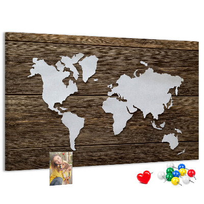 Kurk prikbord met een wereldkaart op een houten achtergrond