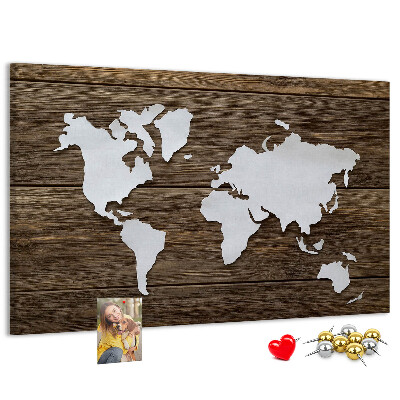 Kurk prikbord met een wereldkaart op een houten achtergrond