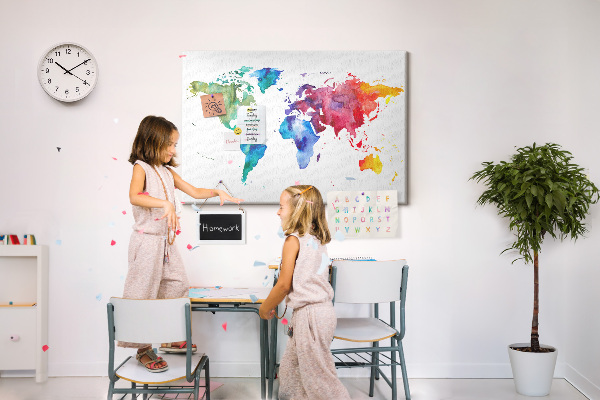Kleurrijke aquarel wereldkaart prikbord