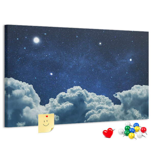 met een nachtelijke hemel met sterren en wolken