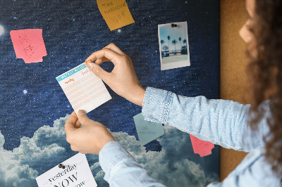 Kurkbord met een nachtelijke hemel met sterren en wolken