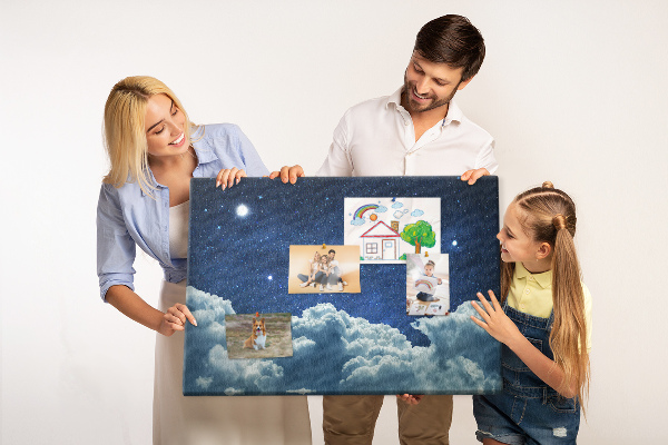 Kurkbord met een nachtelijke hemel met sterren en wolken