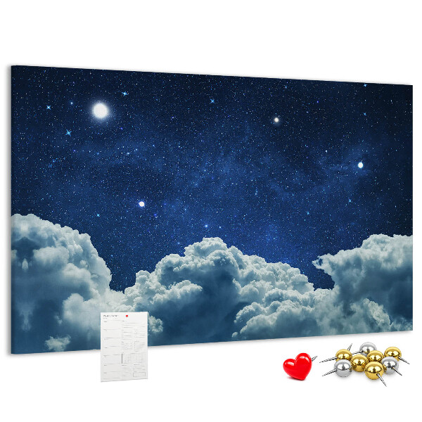 Kurkbord met een nachtelijke hemel met sterren en wolken