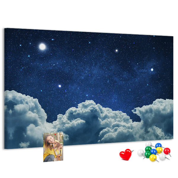 Kurkbord met een nachtelijke hemel met sterren en wolken