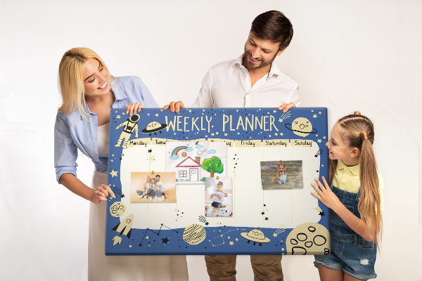 Kurkbord kosmische weekplanner met planeten en sterren
