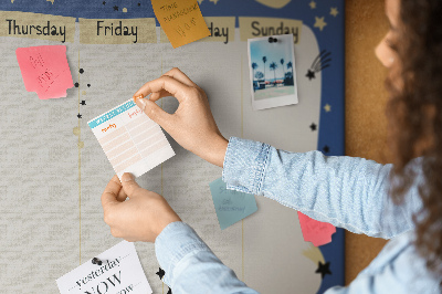 Kurkbord kosmische weekplanner met planeten en sterren