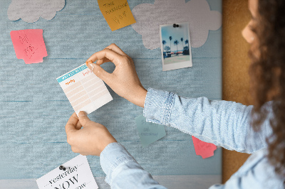 Prikbord met een hemel met wolken op een houten achtergrond