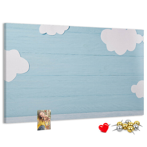 Prikbord met een hemel met wolken op een houten achtergrond