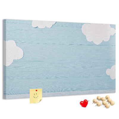 Prikbord met een hemel met wolken op een houten achtergrond