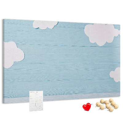 Prikbord met een hemel met wolken op een houten achtergrond