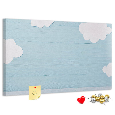 Prikbord met een hemel met wolken op een houten achtergrond