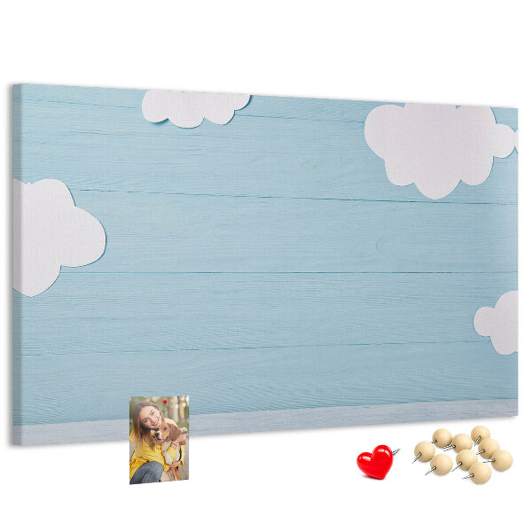 Prikbord met een hemel met wolken op een houten achtergrond