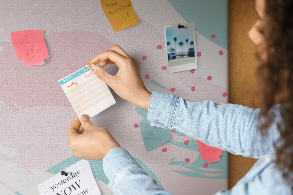 Kurkbord abstracte stippen in pastelkleuren
