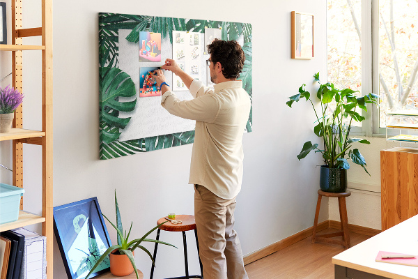 Kurken prikbord met een motief van tropische groene bladeren