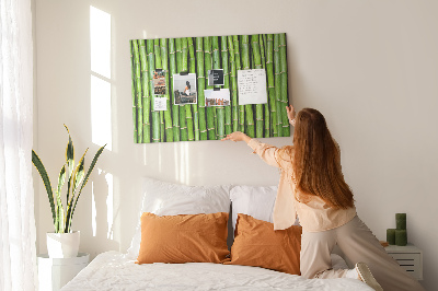 Prikbord met groene bamboestengels in natuurlijke schikking
