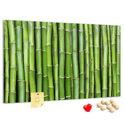 Prikbord met groene bamboestengels in natuurlijke schikking