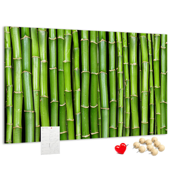 Prikbord met groene bamboestengels in natuurlijke schikking