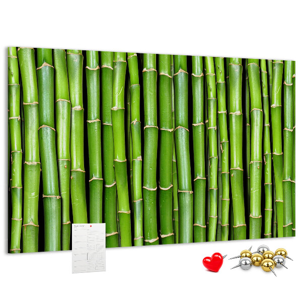 Prikbord met groene bamboestengels in natuurlijke schikking