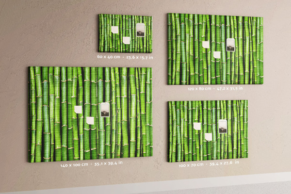 Prikbord met groene bamboestengels in natuurlijke schikking