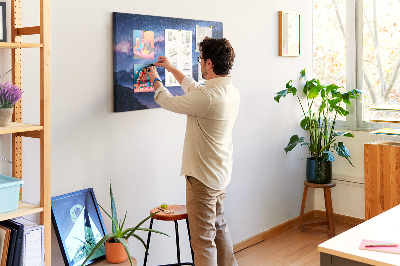 Kurkbord met een nachtelijke hemel boven een berglandschap