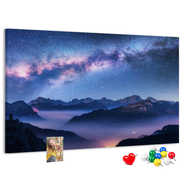 Kurkbord met een nachtelijke hemel boven een berglandschap