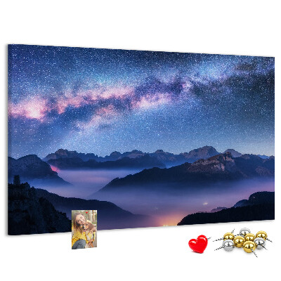 Kurkbord met een nachtelijke hemel boven een berglandschap