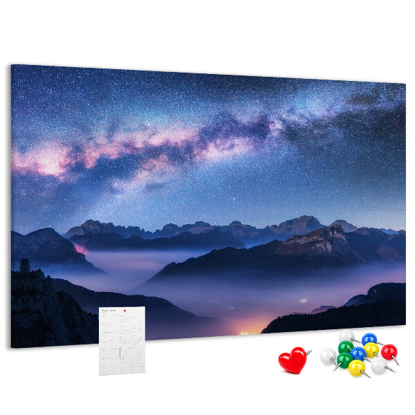 Kurkbord met een nachtelijke hemel boven een berglandschap