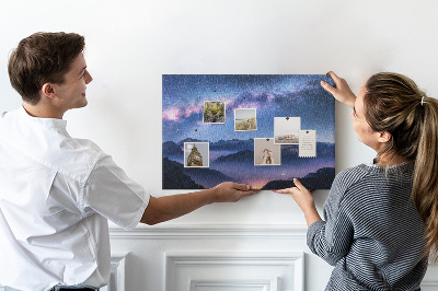 Kurkbord met een nachtelijke hemel boven een berglandschap