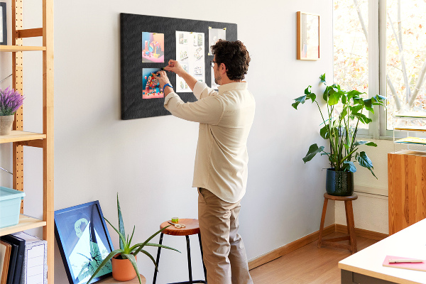 Prikbord zwart met gekleurde spelden