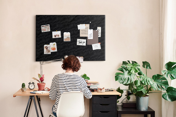 Prikbord zwart met gekleurde spelden