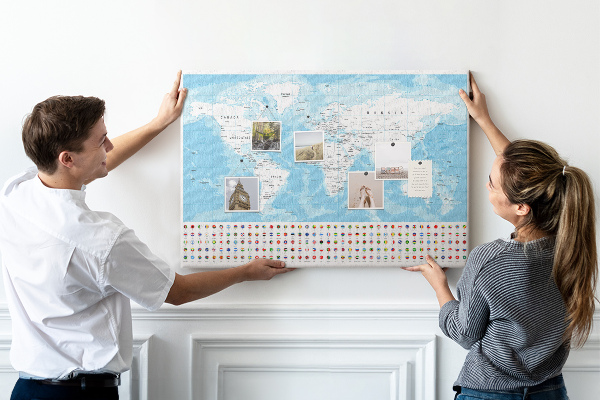 Prikbord wereldkaart met gekleurde spelden