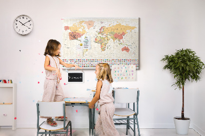 Kurkbord wereldkaart met gekleurde landvlaggen