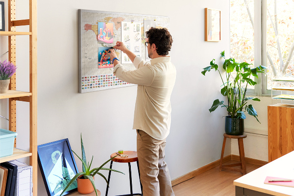 Kurkbord wereldkaart met gekleurde landvlaggen