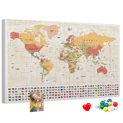 Kurkbord wereldkaart met gekleurde landvlaggen