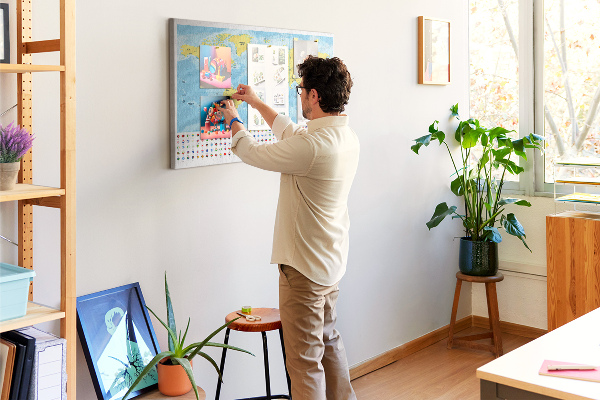 Wereldkaart van kurk met gekleurde spelden