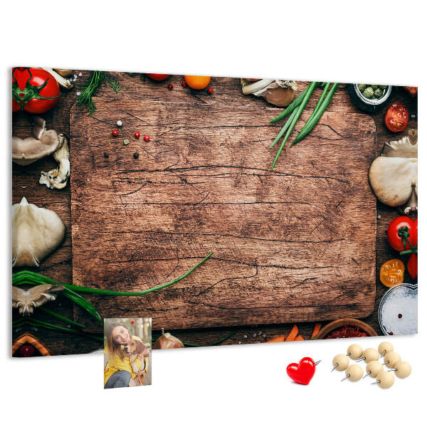 Kurken prikbord met natuurlijke ingrediënten op een houten achtergrond
