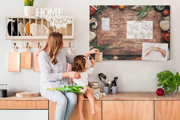 Kurken prikbord met natuurlijke ingrediënten op een houten achtergrond