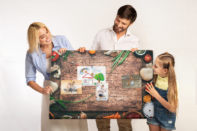 Kurken prikbord met natuurlijke ingrediënten op een houten achtergrond