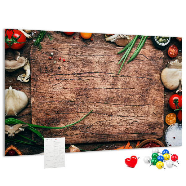 Kurken prikbord met natuurlijke ingrediënten op een houten achtergrond