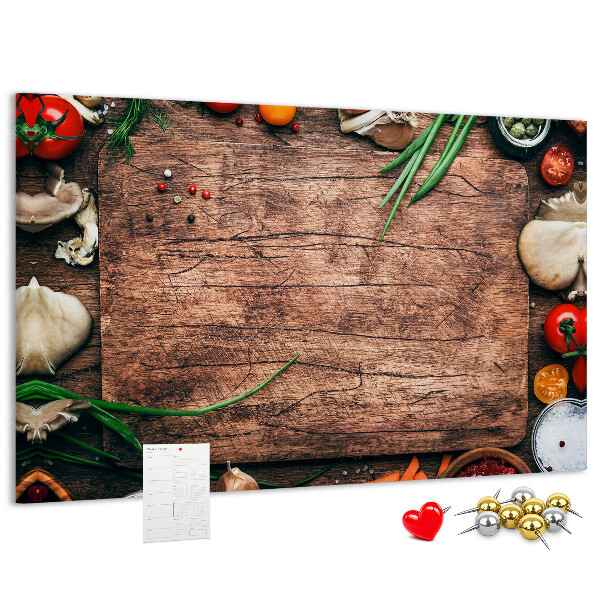 Kurken prikbord met natuurlijke ingrediënten op een houten achtergrond