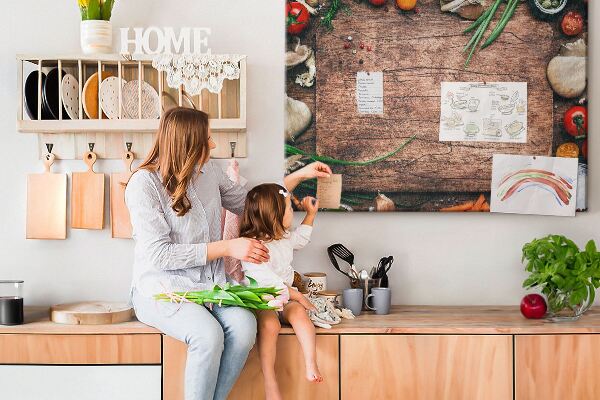 Kurken prikbord met natuurlijke ingrediënten op een houten achtergrond